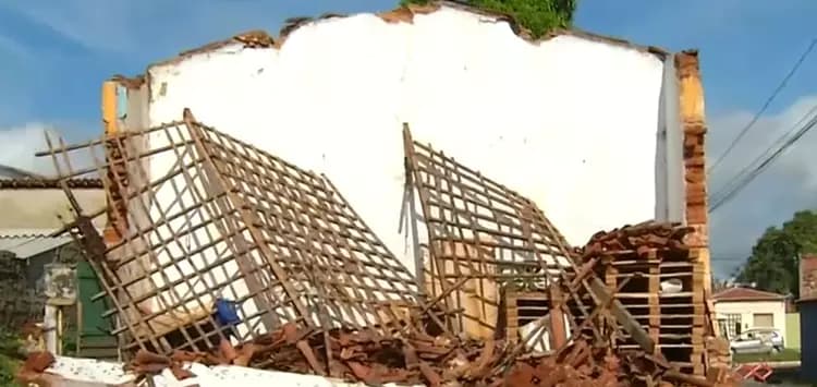 Prédio centenário desaba após chuva de 90 mm em Assú, interior do RN
