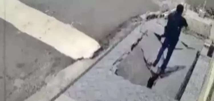 (Vídeo)Chão sede e estudante cai em buraco em Manaus