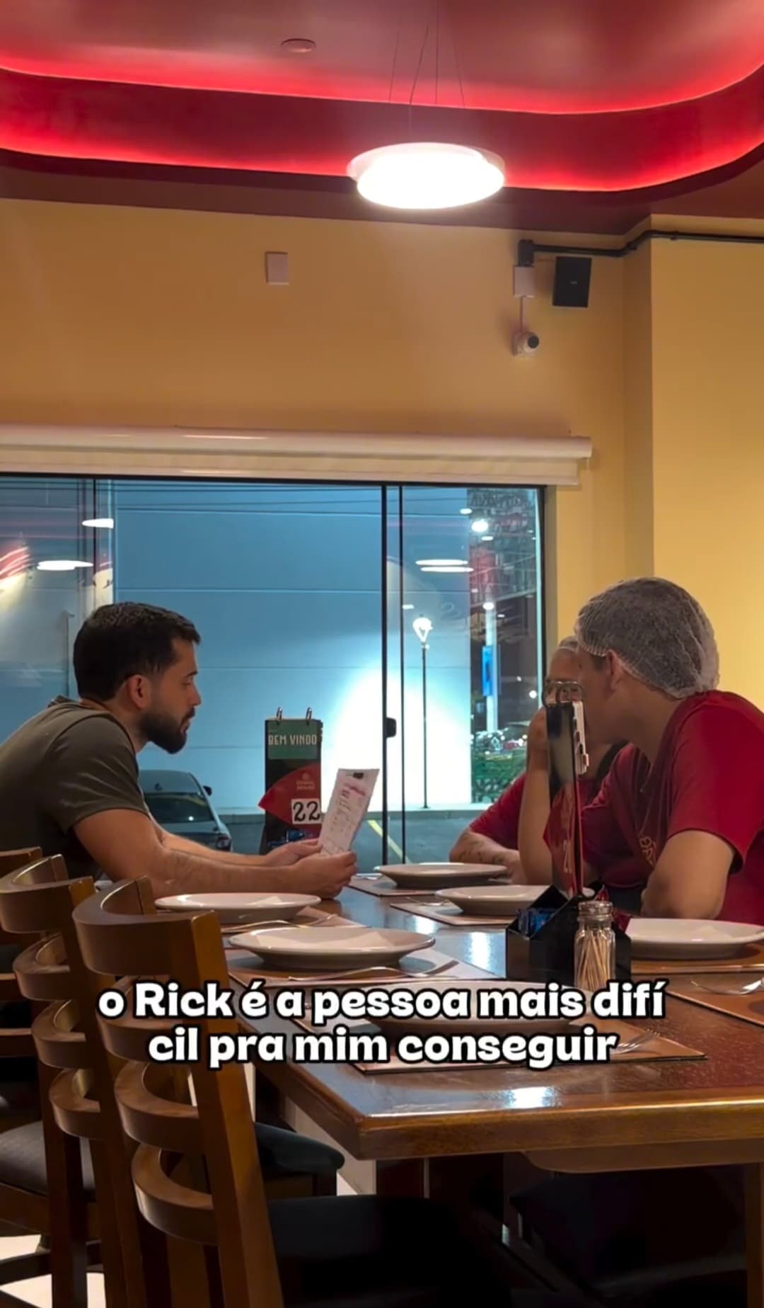 [VÍDEO]Dono de pizzaria fingiu que ia demitir os funcionários, mas preparou uma surpresa emocionante