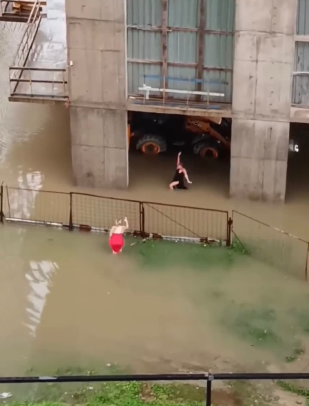 [VÍDEO]Em meio à água, ensaio fotográfico chama a atenção e mostra que até uma situação inesperada pode virar cenário