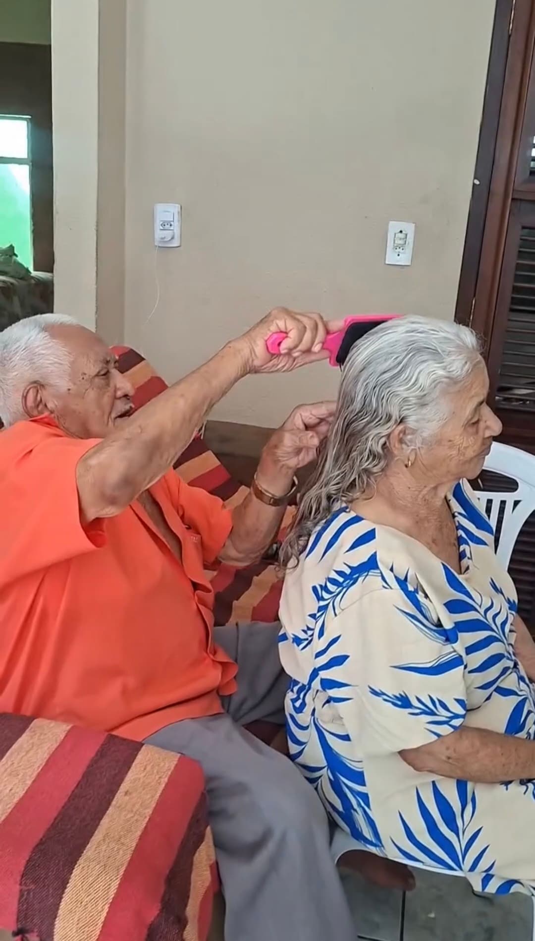 [VÍDEO]Depois de tantos anos juntos, ele ainda penteia o cabelo da esposa todos os dias