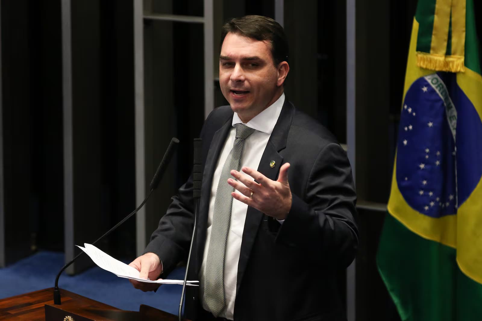 Flávio diz que Moraes tenta interferir nas eleições ao suspender visitas a Bolsonaro