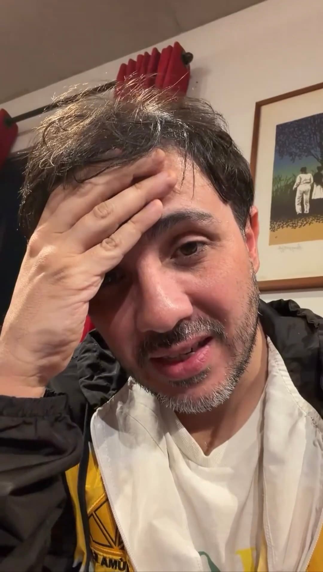 [VIÍDEO]enan Santos rebate especulações após mostrar novas cortinas vermelhas: “Eu jamais vou votar no Lula, isso é só uma cortina”