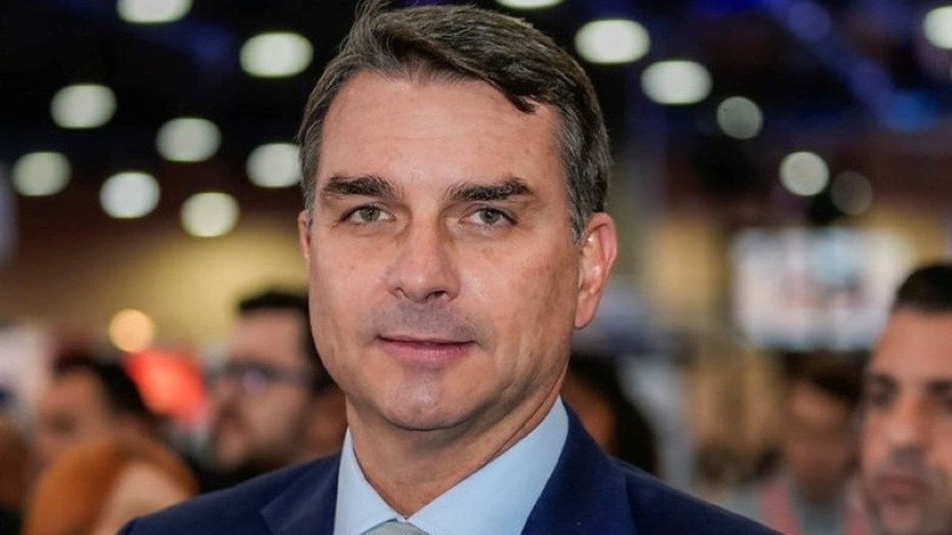Flávio Bolsonaro deixa o Brasil e segue para os Estados Unidos