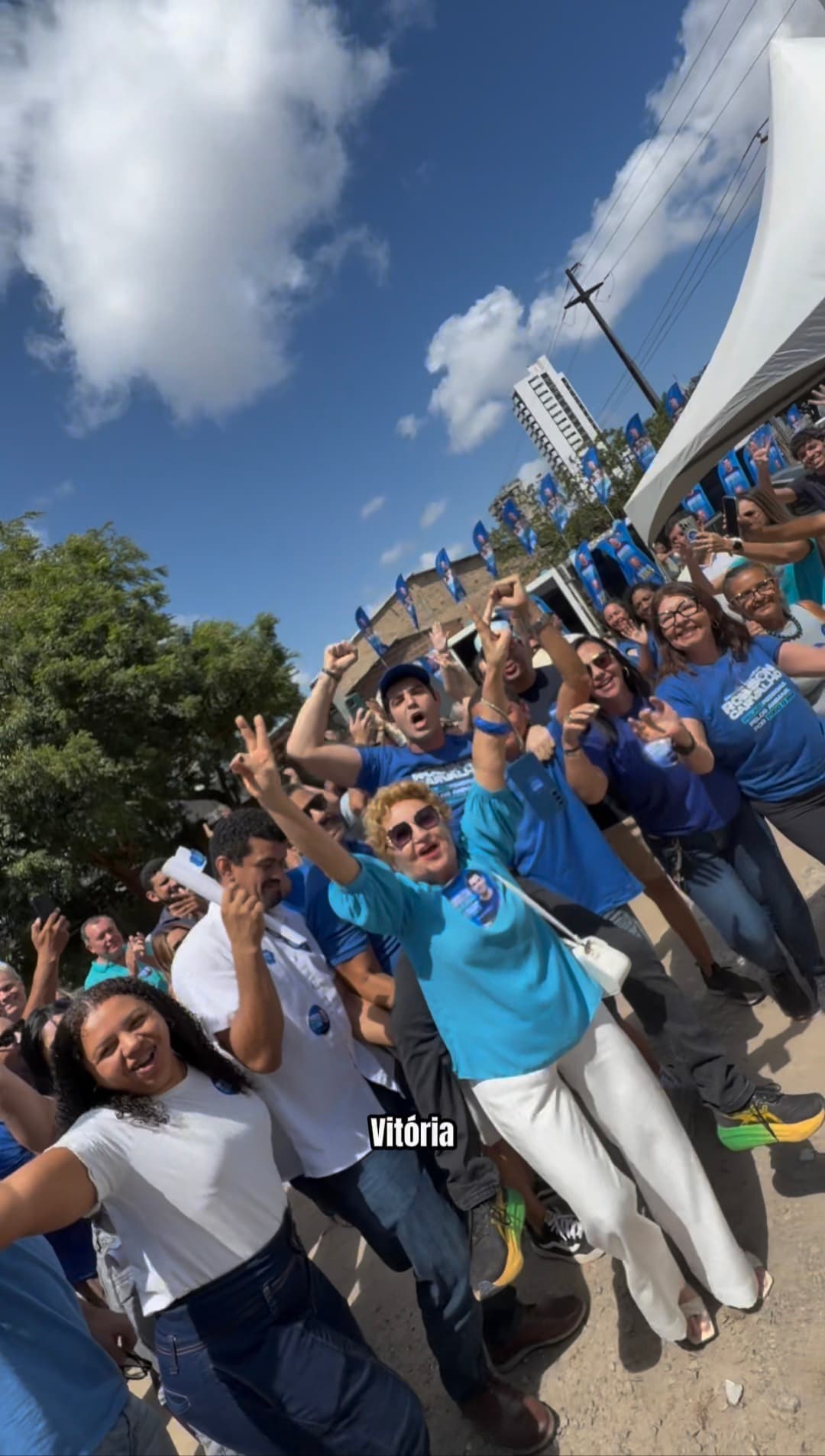 (Vídeo)Robson Carvalho inicia campanha com grande adesivaço em Natal ao lado de sua militância