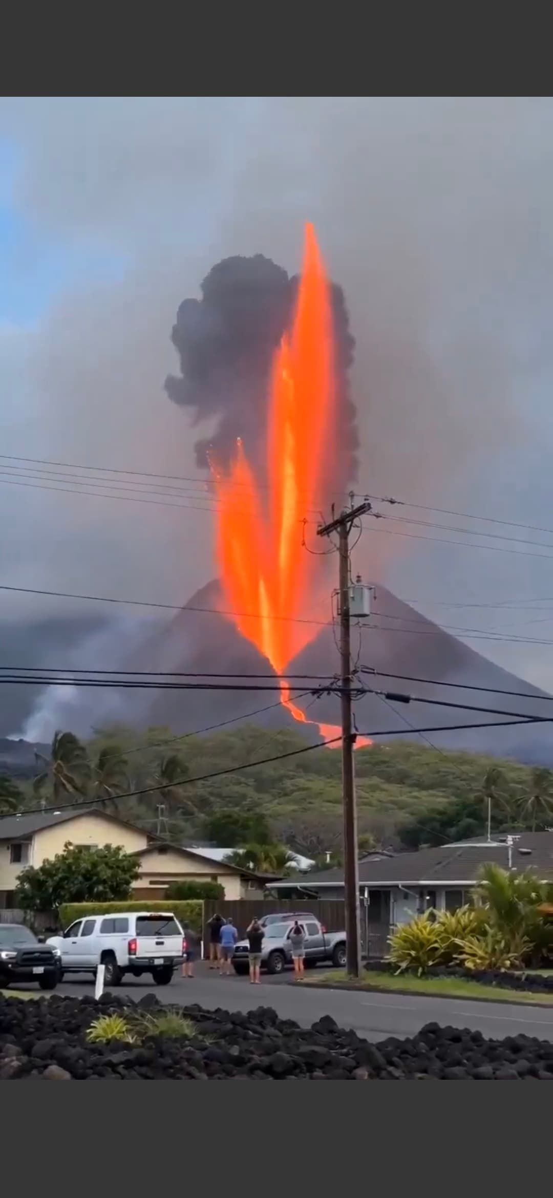 (Vídeo)Erupção vulcânica surpreende moradores na Indonésia com lava sendo lançada aos céus