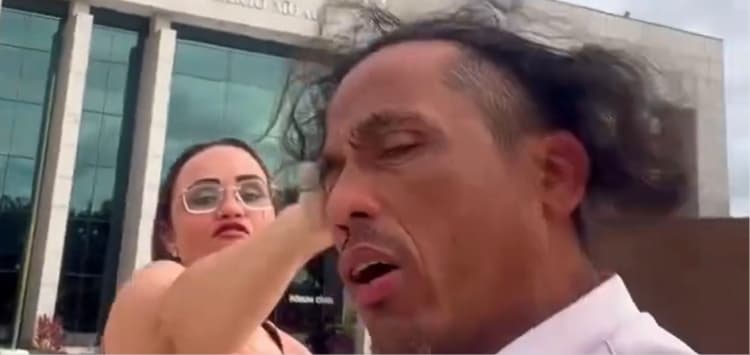 (Vídeo) Homem sai do fórum comemorando corte na pensão e acaba agredido pela ex-esposa em João Pessoa
