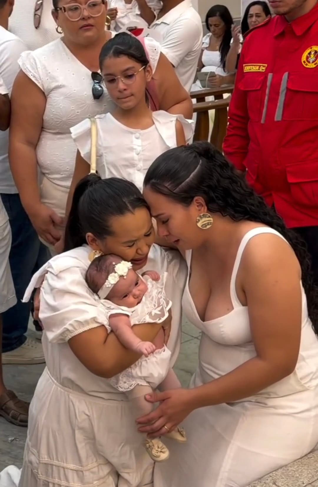 (Vídeo) Mãe emociona fiéis ao cumprir promessa de joelhos na festa de santa'ana em Caicó (RN)