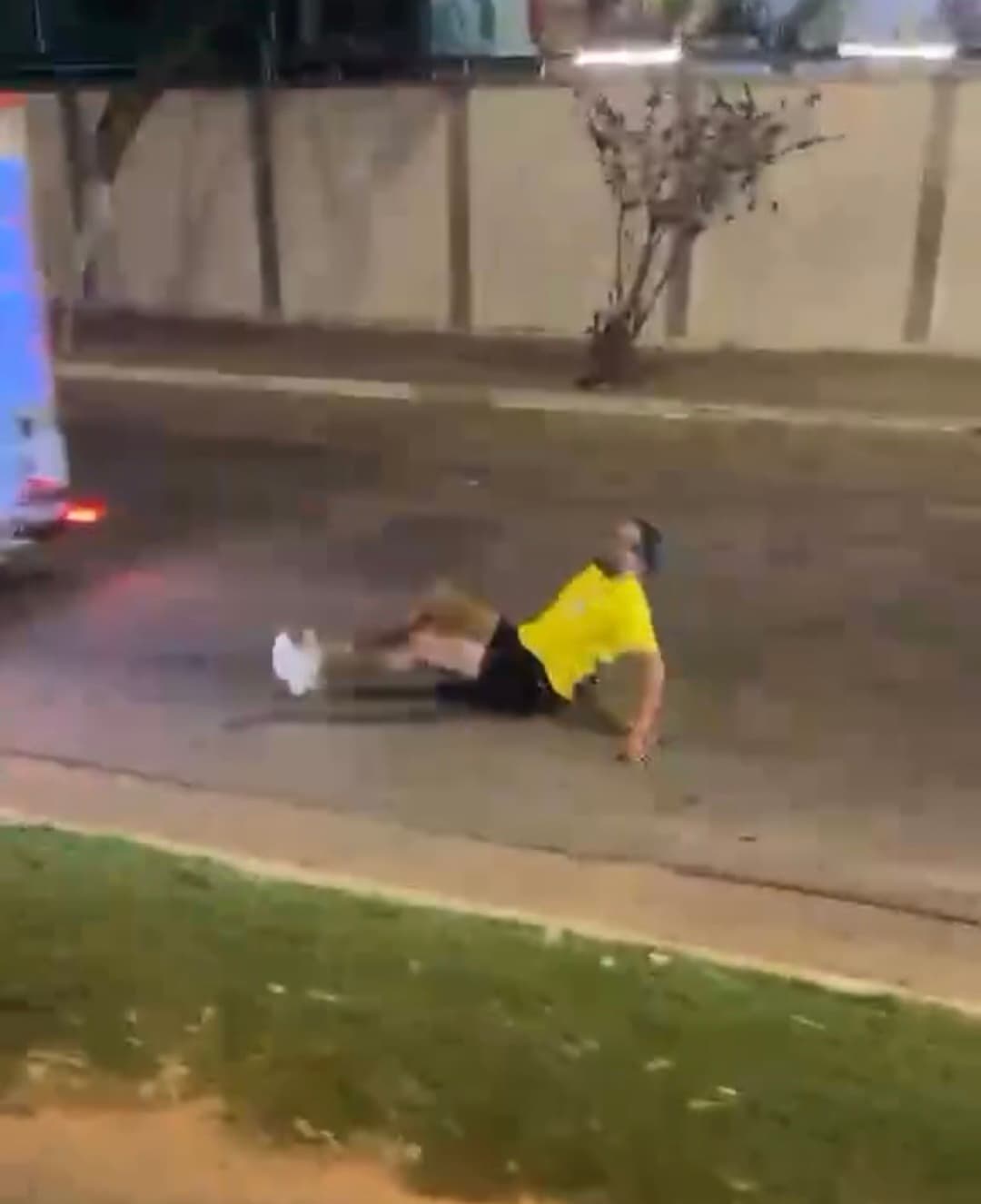 [VÍDEO]Homem vestindo camisa da seleção cai durante carreata política e cena viraliza nas redes sociais