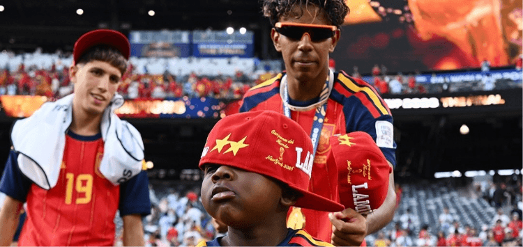 (Vídeo) Irmão de Lamine Yamal encanta a torcida e rouba a cena na festa do título