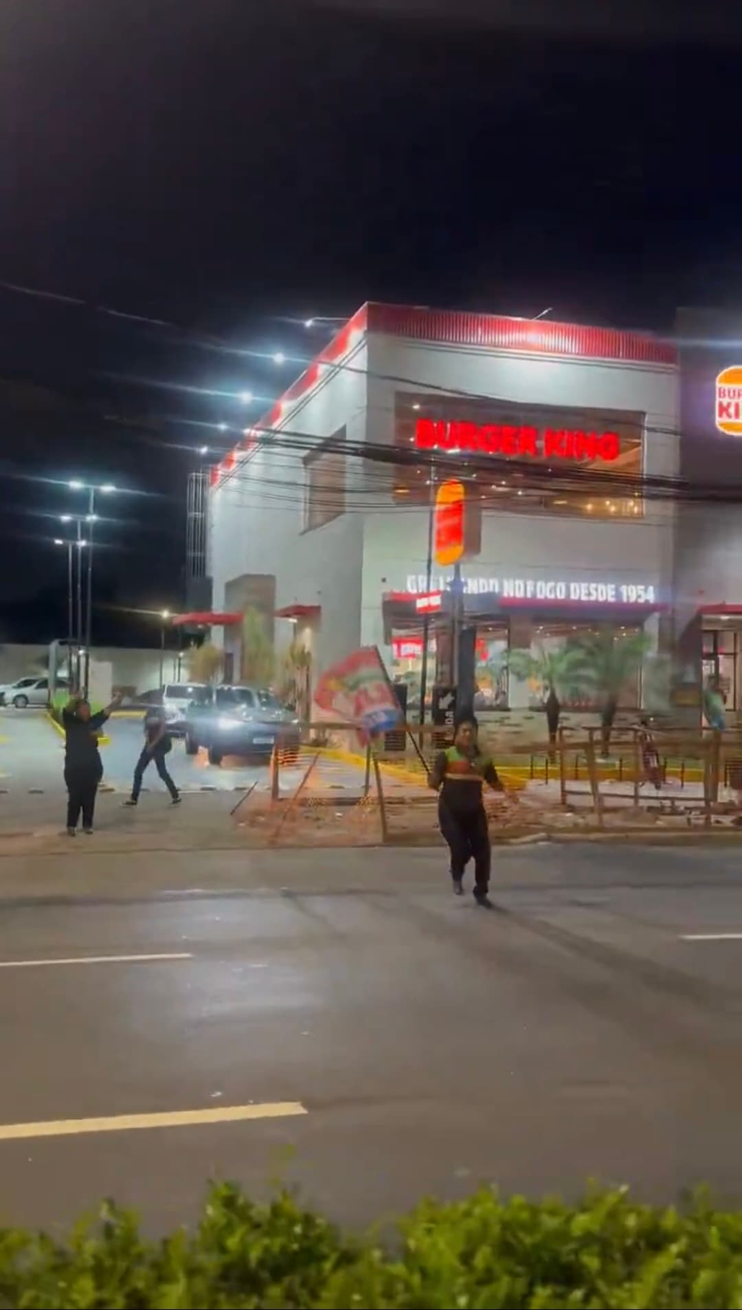 [VÍDEO]Trabalhadora do Burger King comemora o fim da escala 6x1