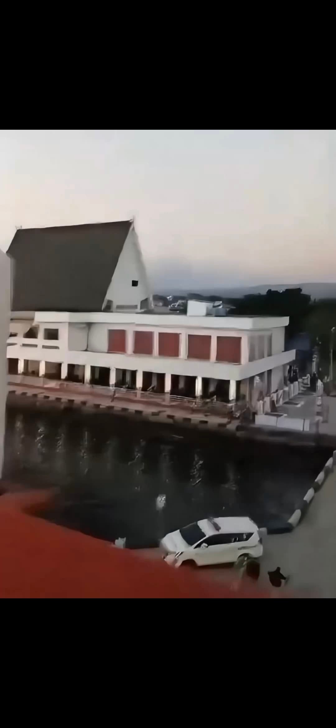 (Vídeo)Mais um: Terremoto de 7,7 graus na escala Richter atinge a Indonésia