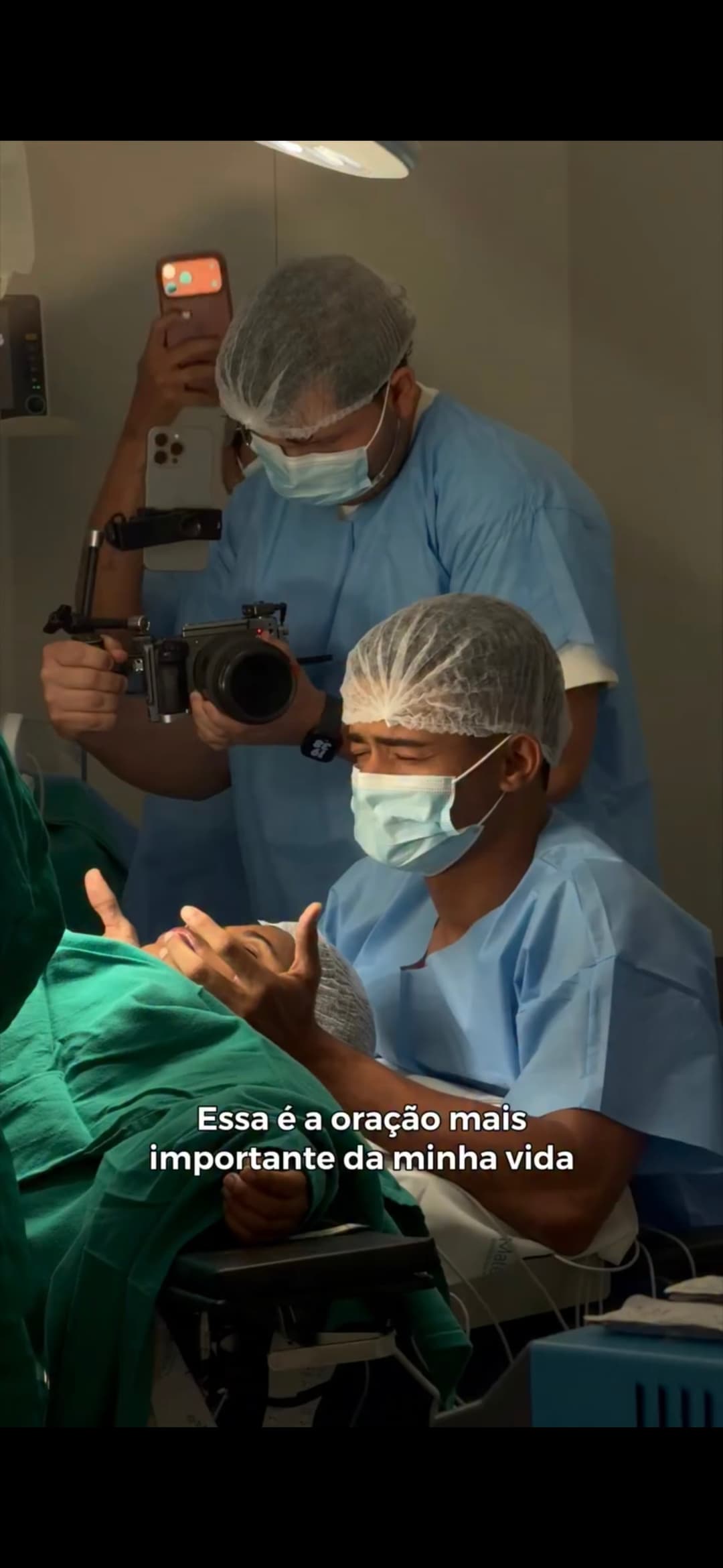 [VÍDEO] Pai ora pelo filho minutos após o nascimento e pede a proteção de Deus sobre sua vida