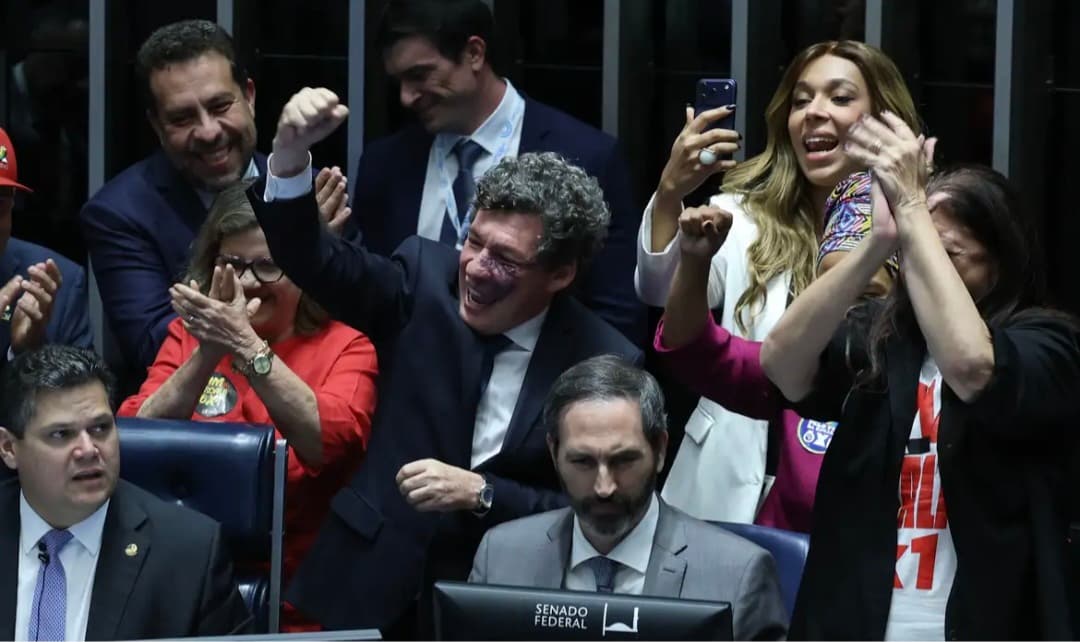 Senado aprova fim da escala 6x1 e redução da jornada de trabalho