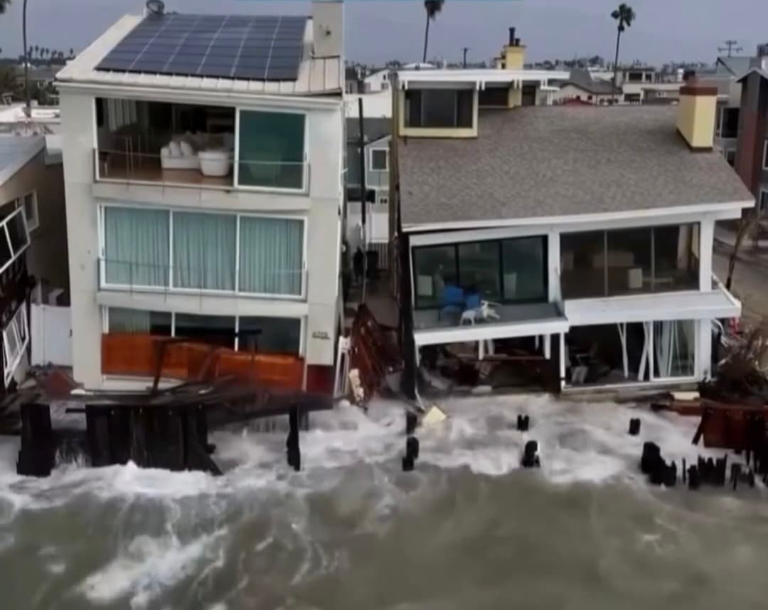 [VÍDEO]Ondas gigantes avançam sobre mansões e causam destruição na costa da Califórnia