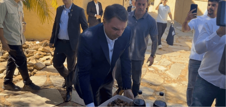 (Viídeo)Flávio Bolsonaro oferece churrasco a jornalistas e crítica Moraes por decisão sobre sigilo de fonte