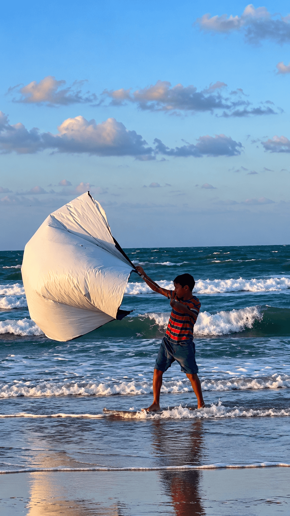 Sem equipamento e cheio de sonhos, criança improvisa kitesurf no Ceará e vídeo emociona a web