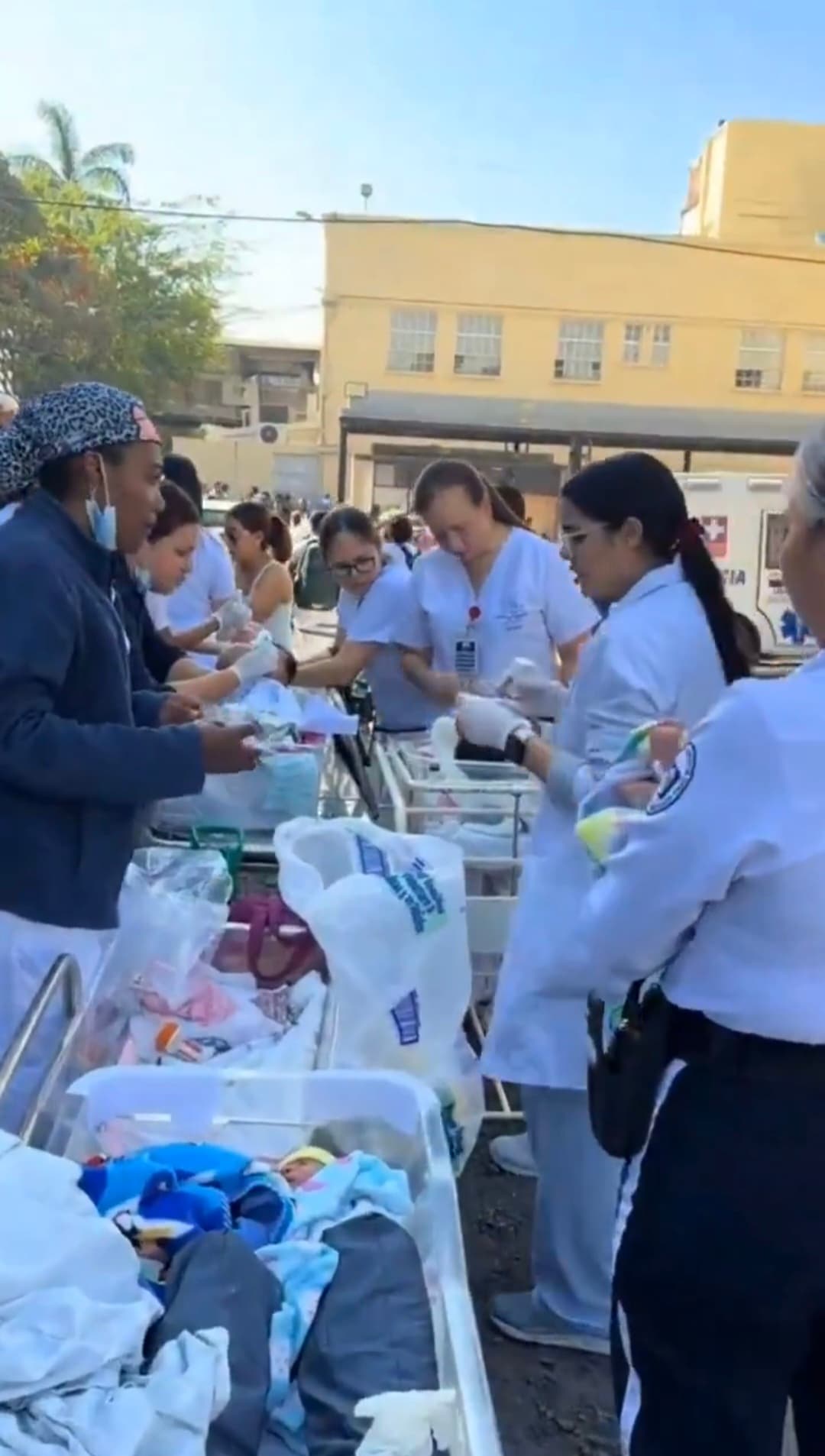 (Vídeo) Hospital em Cali, transferiu sua unidade Neonatal para o estacionamento após danos estruturais provocados pelo terremoto