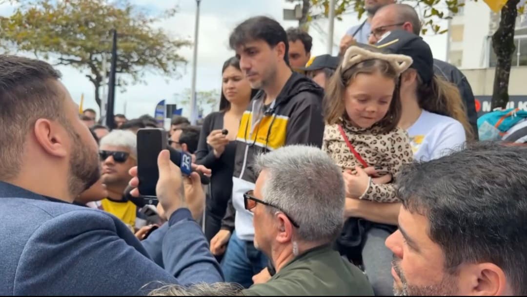 [Vídeo]Renan Santos dispara: “As pessoas estão alienadas, sendo levadas a votar no l@drão de vermelho ou no de verde e amarelo.”