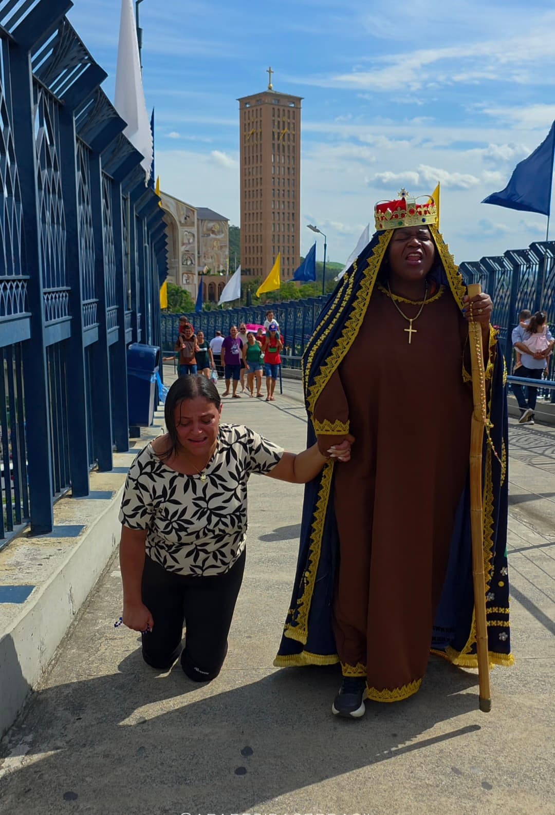 [VÍDEO]Mãe agradece cura do filho e vive encontro emocionante na Passarela da Fé