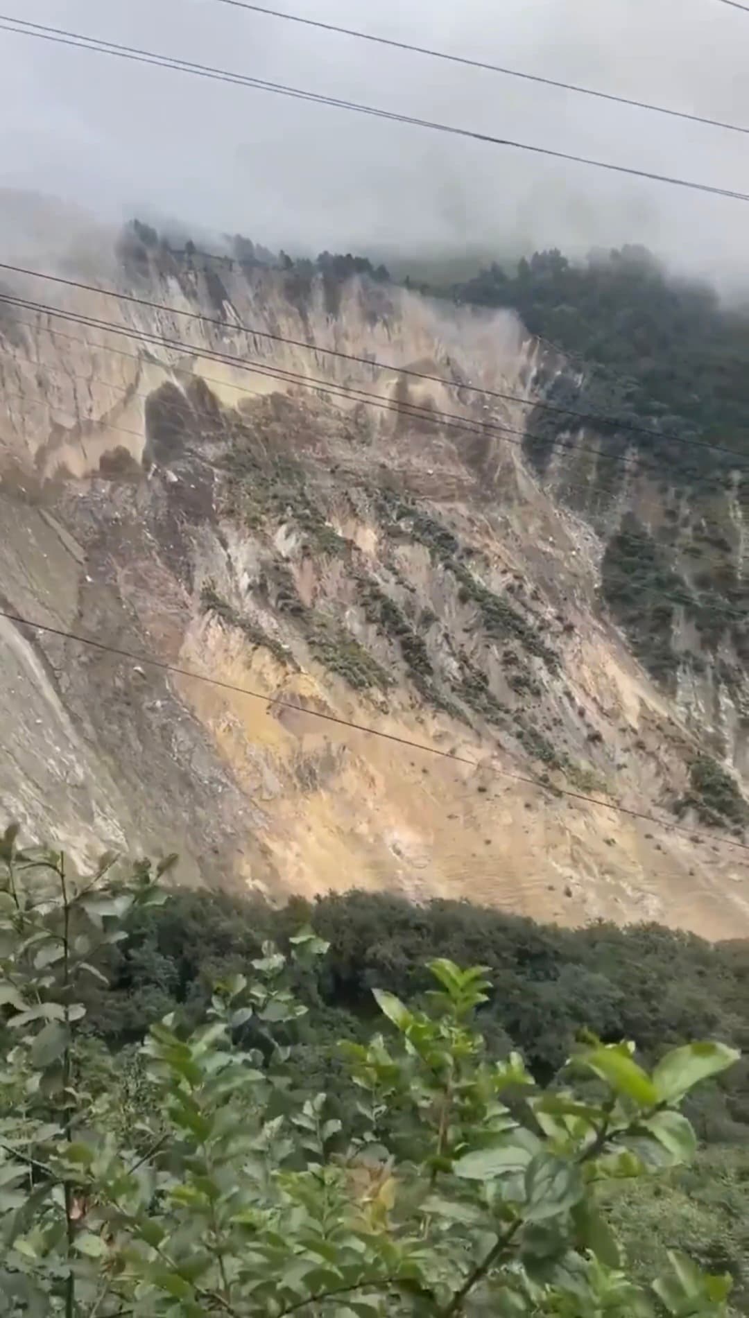 [VÍDEO]Montanha desaba sobre rio após três dias de chuva intensa no Nepal