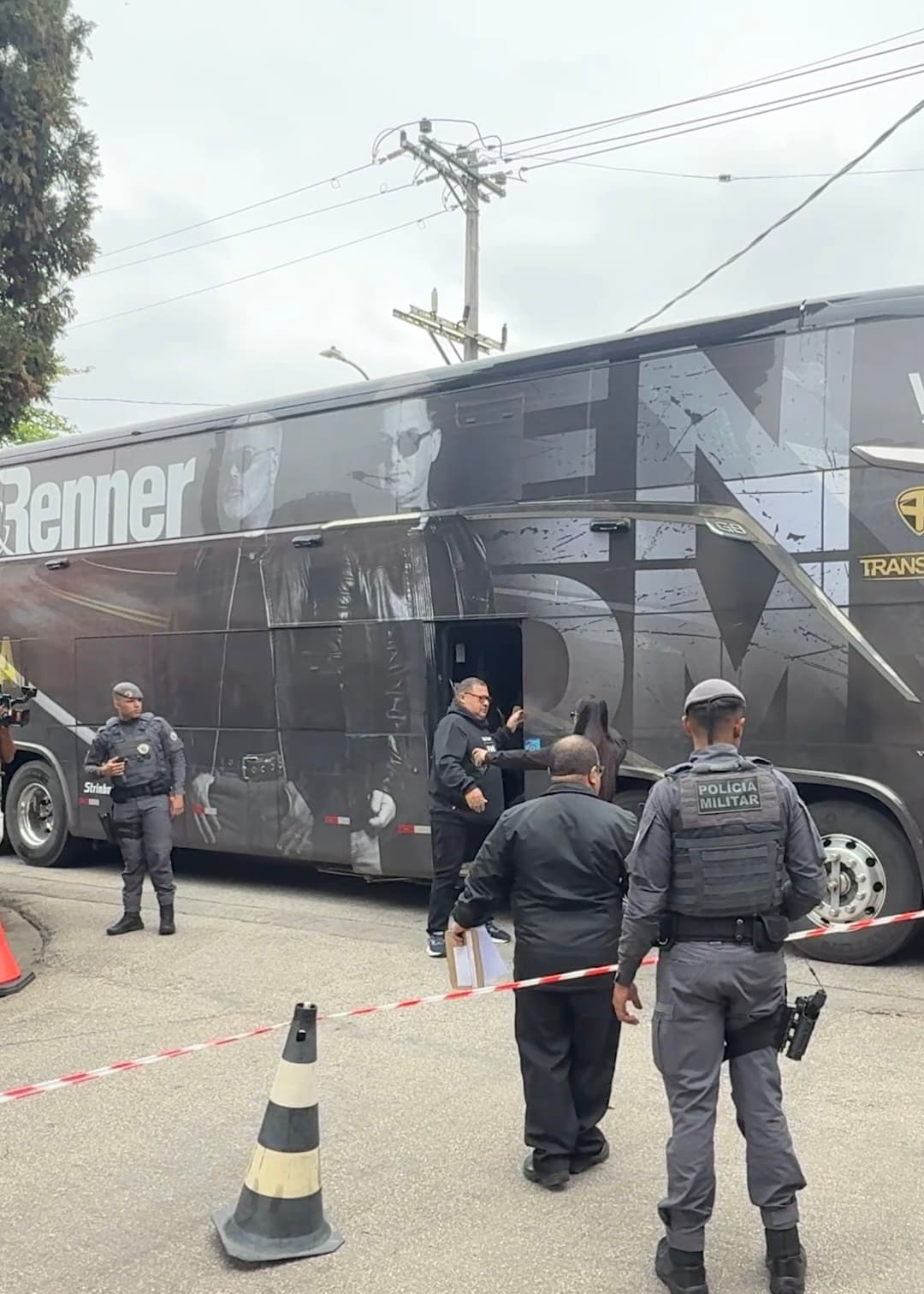 [VÍDEO]Banda de Rick & Renner chega emocionada ao velório de Rick Sollo em Sorocaba