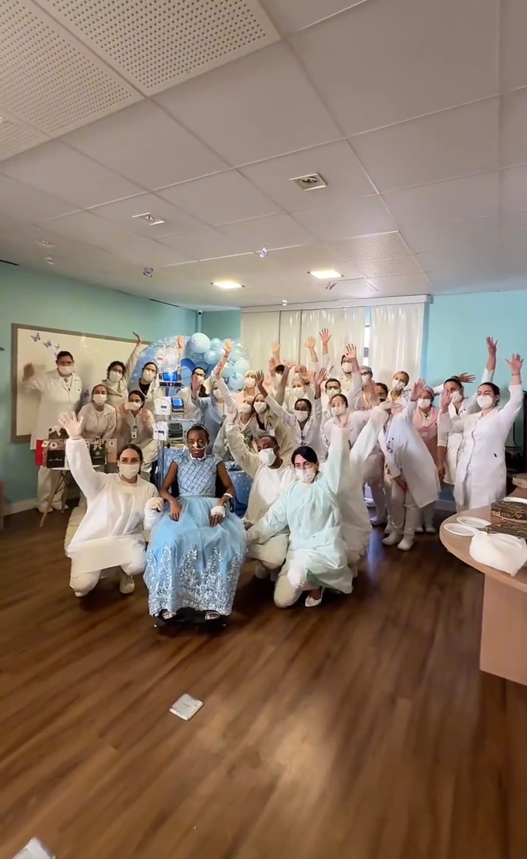 (Vídeo) Adolescente comemora seus 15 anos no hospital, equipe prepara uma surpresa emocionante e comove as redes sociais