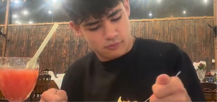 (Vídeo)Jovem com paralisia cerebral vence desafio e emociona ao conseguir comer em público: " Eu ficava com fome"