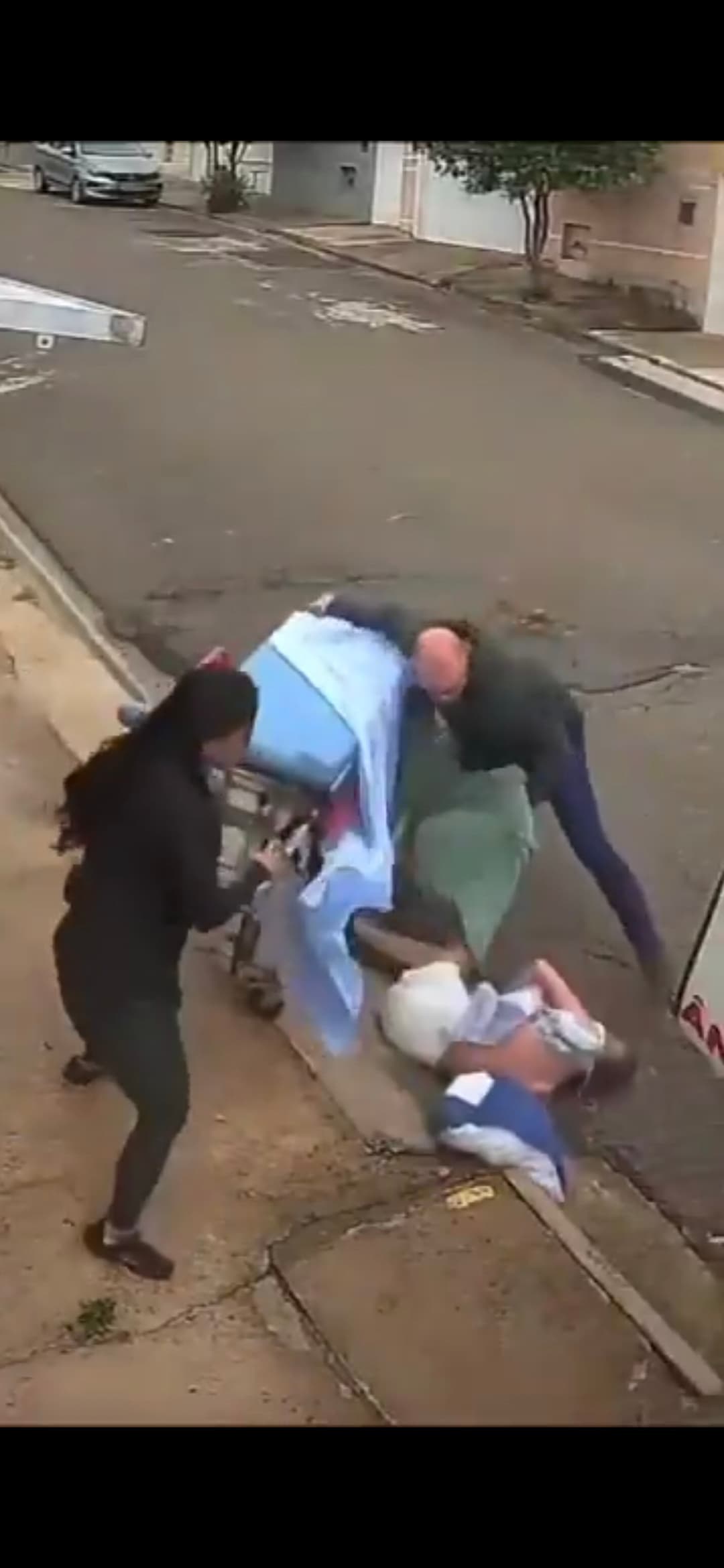 (Vídeo) Paciente cai de maca durante transporte para ambulância em Minas Gerais