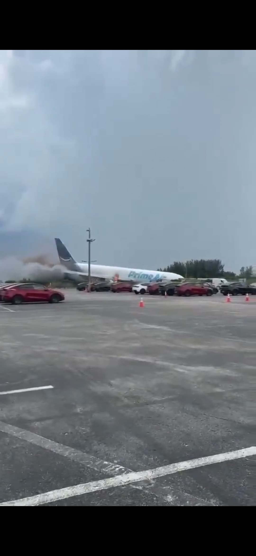 (Vídeo)Cinco pessoas morrem após Boeing da Amazon sair da pista em aeroporto de Miami
