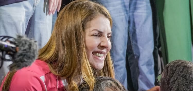 Nina Souza leva Onda Rosa 2233 à Vigília da Vitória no Largo do Atheneu
