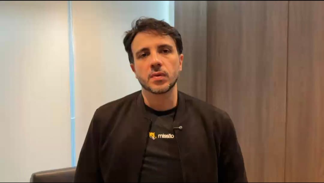 Renan Santos relata problema com registro de candidatura após suposta filiação de Flávio ao partido