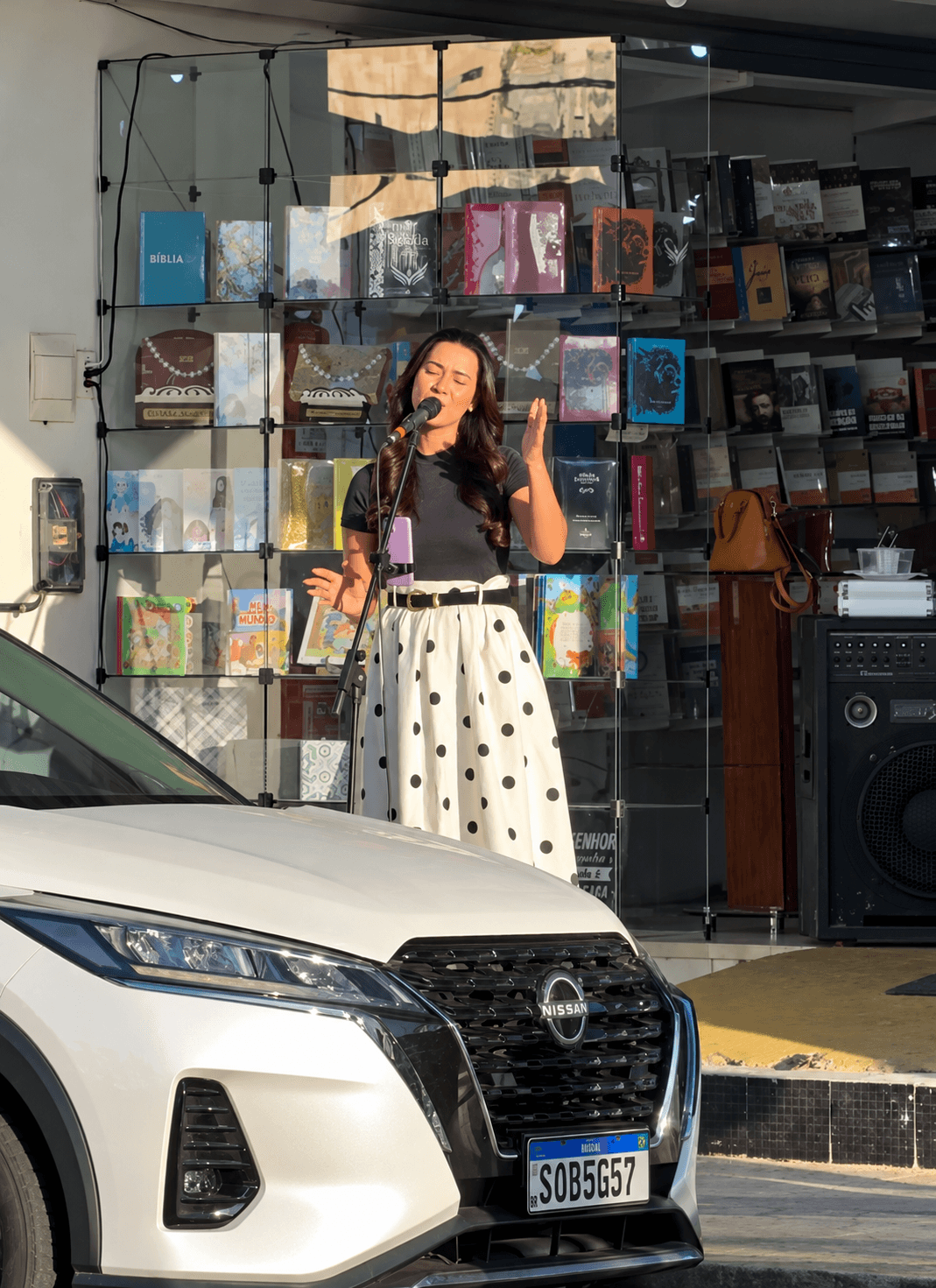 [VÍDEO]Cantora gospel faz sucesso ao cantar em frente a loja no bairro do Alecrim em Natal e viraliza nas redes