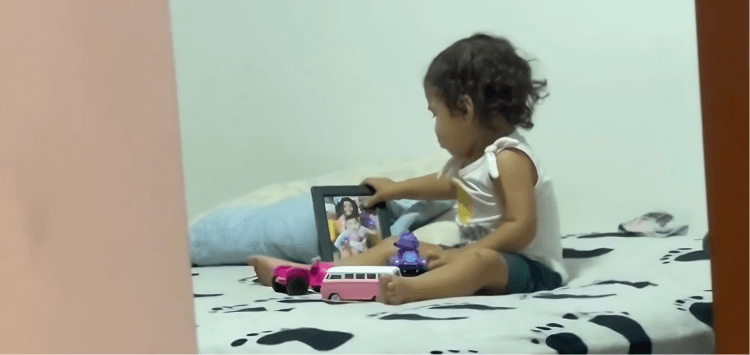 (Vídeo)Menina comove a internet ao brincar com carrinhos da irmã falecida e dá um beijo em sua foto
