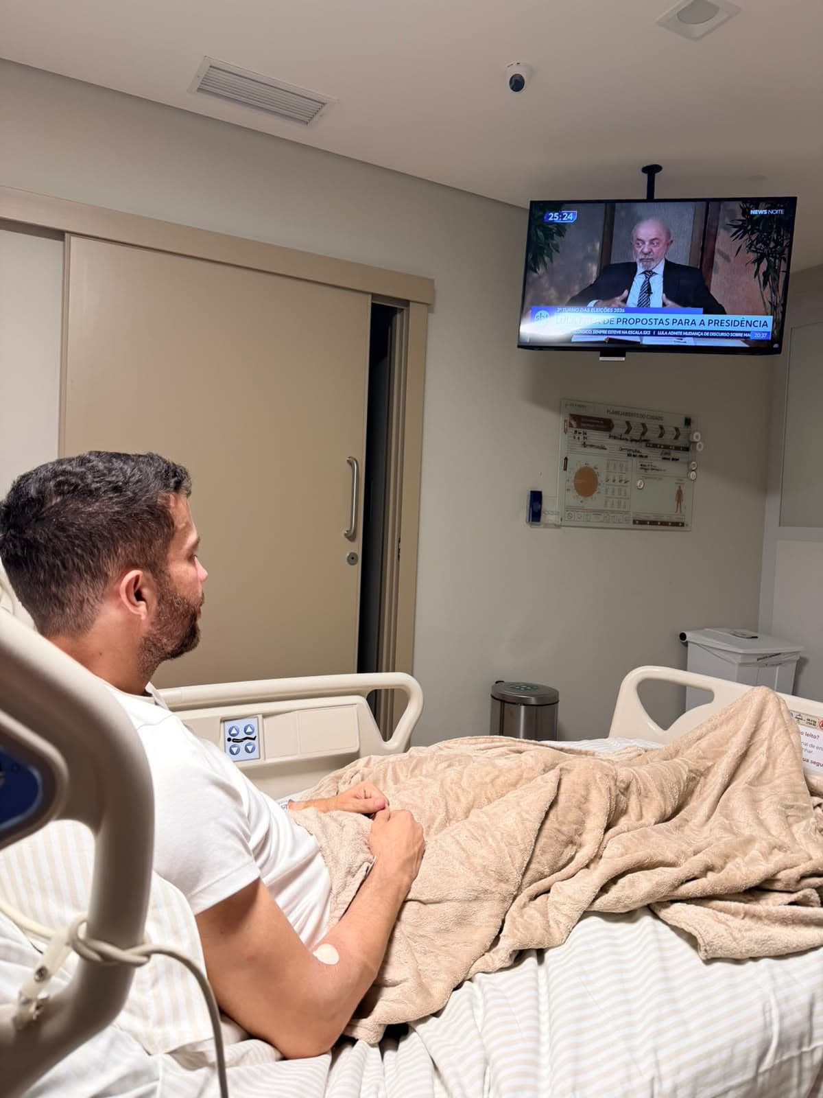 André Janones anuncia alta hospitalar e promete comandar “Exército do Lula” na batalha final da campanha