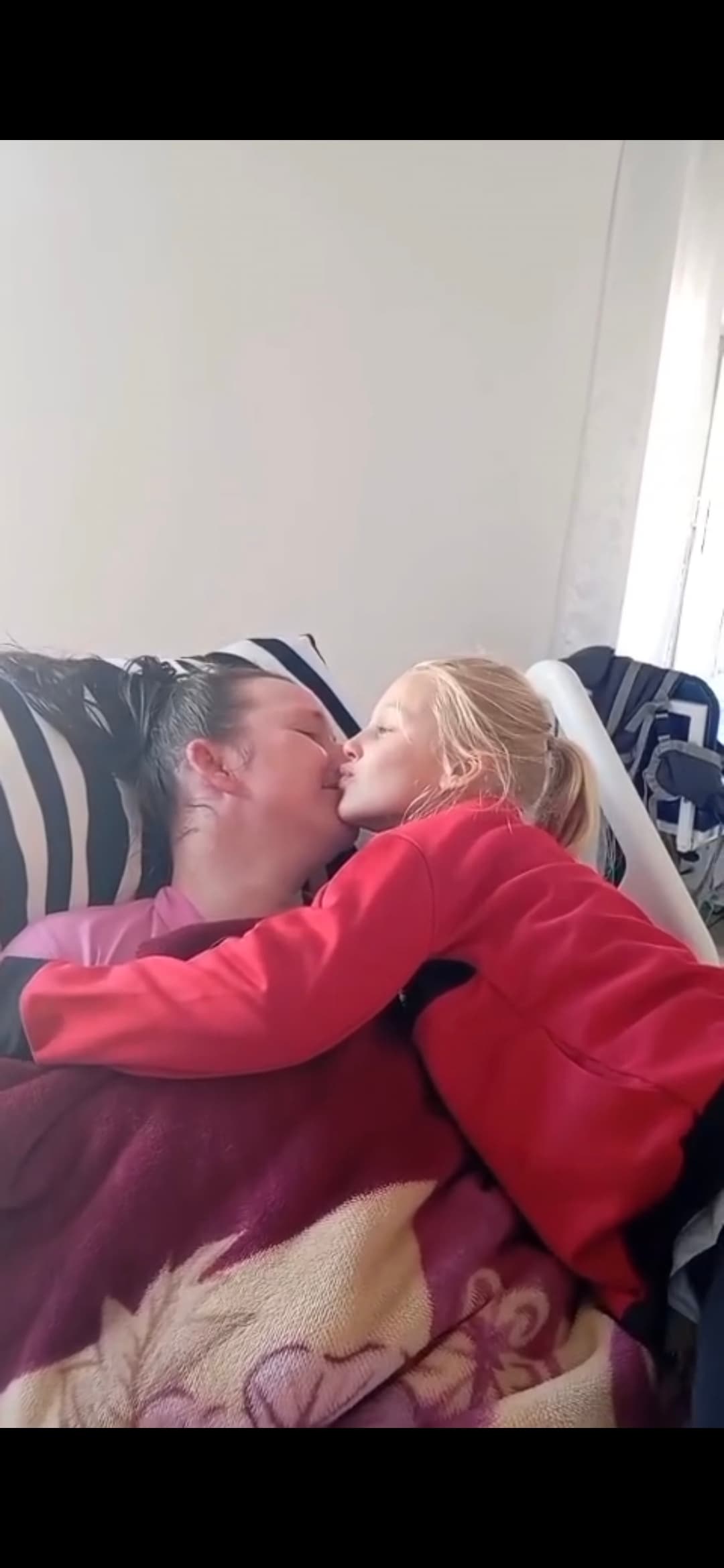 (Vídeo) Vídeo de menina que dedica carinho à mãe acamada após AVC comove as Redes Sociais