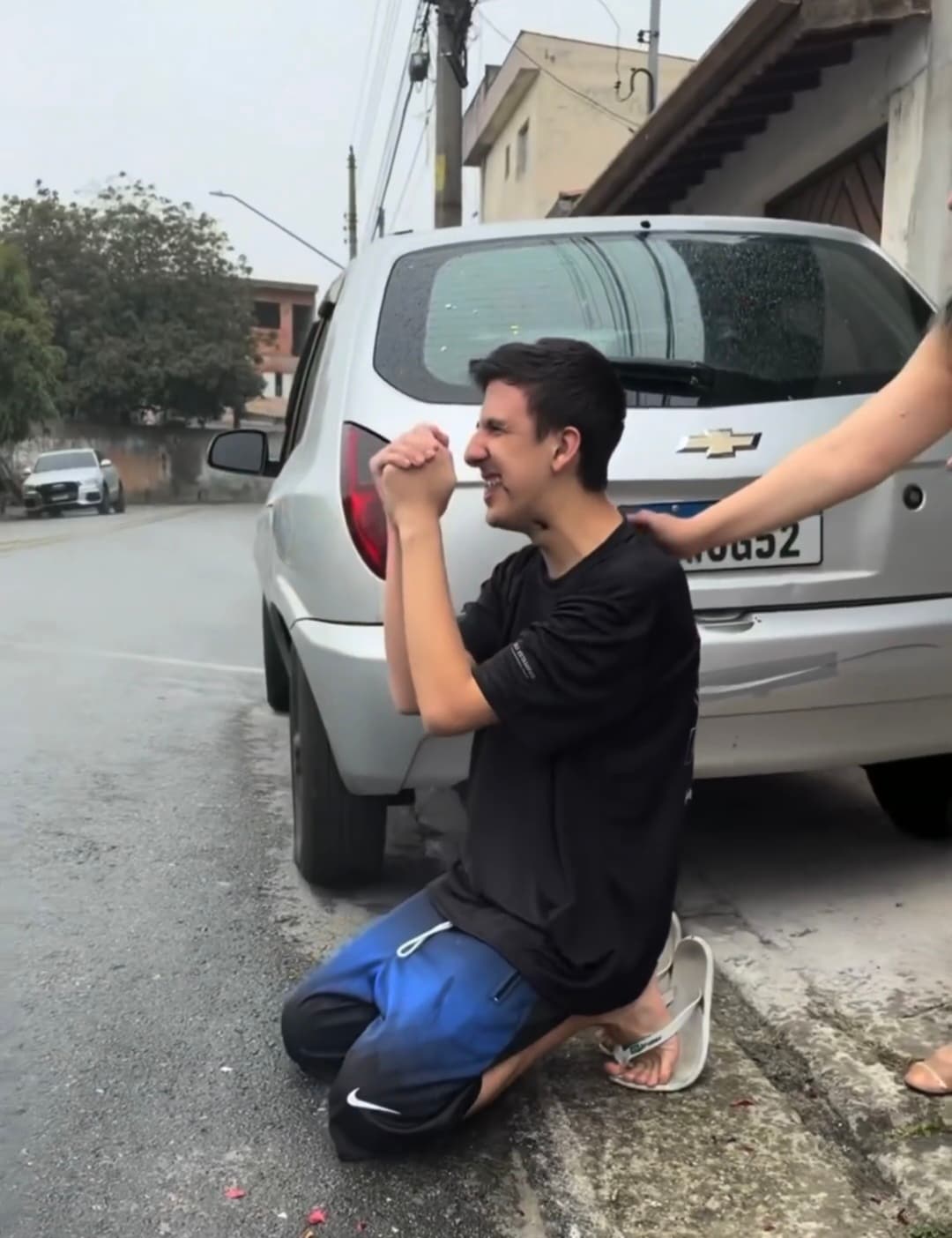 [VÍDEO]Homem mobiliza multidão para comprar produtos de jovem autista que não tinha clientes