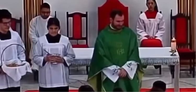 (Vídeo)Criança surpreende durante missa ao dizer que tem medo de “carteira de trabalho” e padre não se aguenta