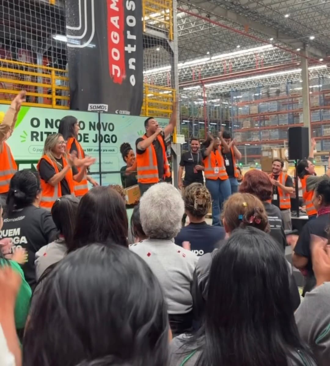 [Vídeo]Funcionários pulam e vibram após gestor anunciar mudança para a escala 5x2