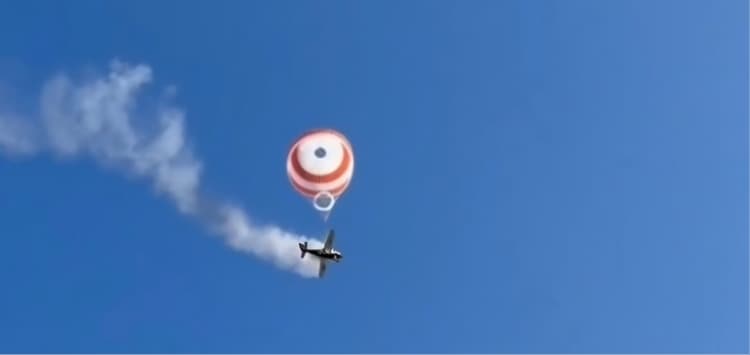 (Vídeo)Avião de pequeno porte caiem MG; piloto sobrevive após salto de paraquedas 
