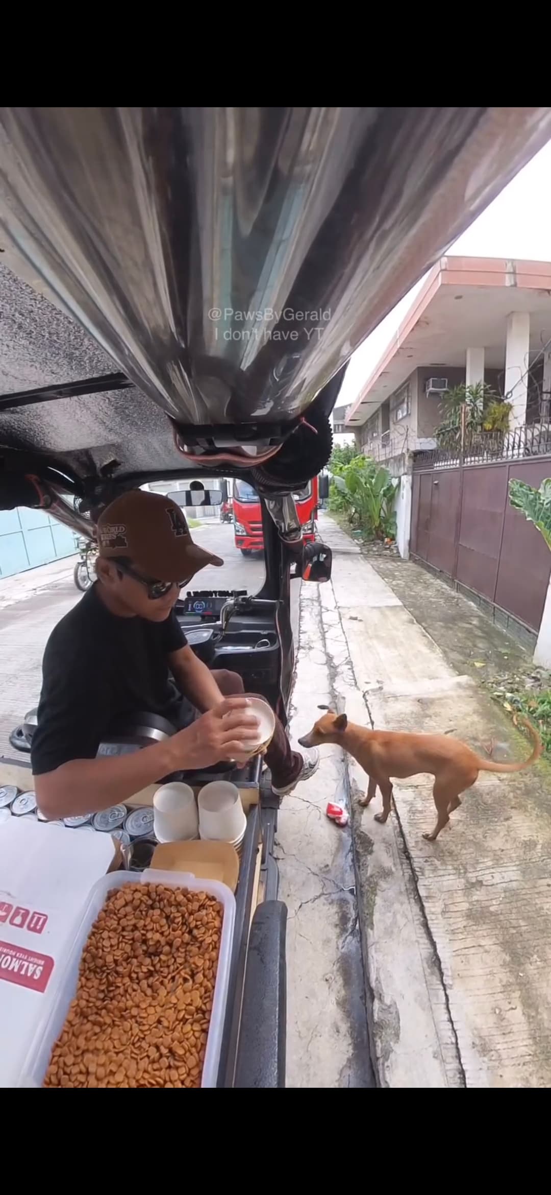 (Vídeo)Homem transforma triciclo em “refeitório móvel” para alimentar animais de rua nas Filipinas 