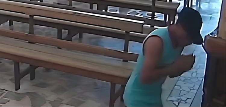 (Video)Homem é filmado abrindo caixa de ofertas em igreja de Minas Gerais