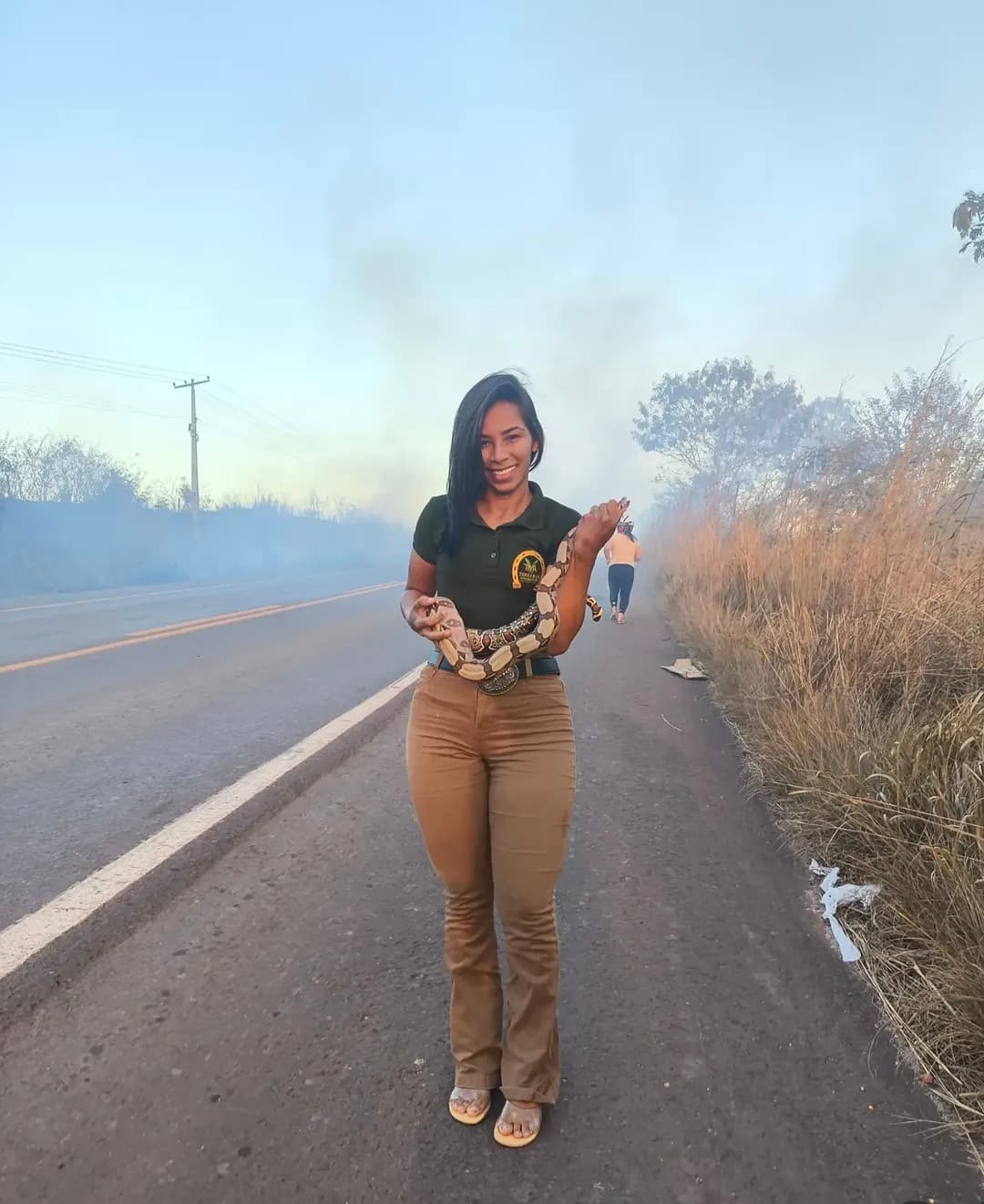 [VÍDEO]Mulher arrisca a própria segurança para tirar cobra de área de queimada