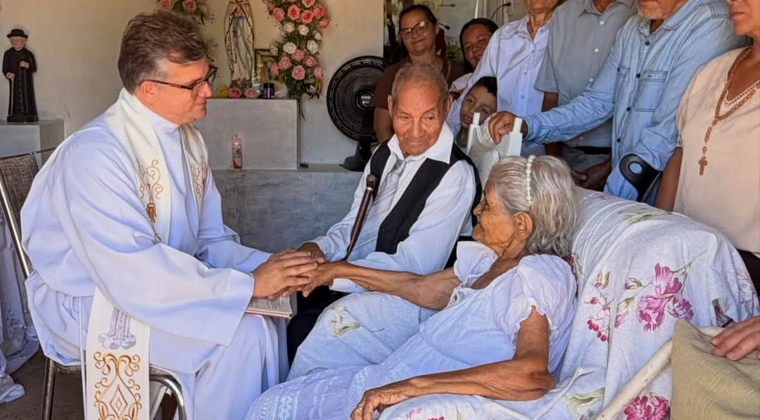 [VÍDEO]Aos 103 e 91 anos, casal de idosos realiza o sonho de se casar após uma vida juntos, na zona rural de Pernambuco.