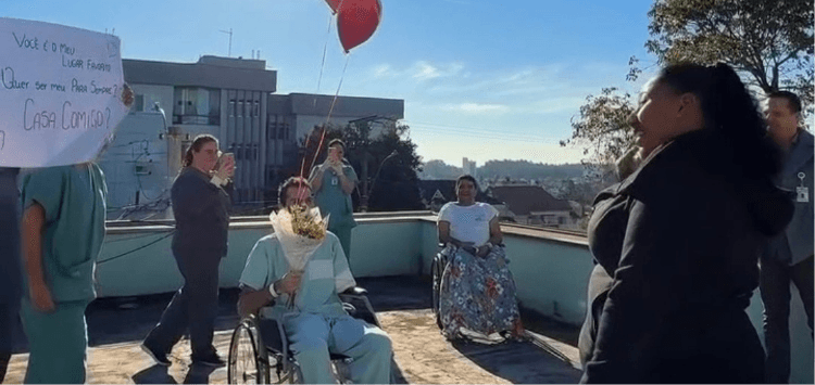 (Vídeo)Internado há quase um mês, paciente surpreende ao pedir companheira em casamento no hospital do RS
