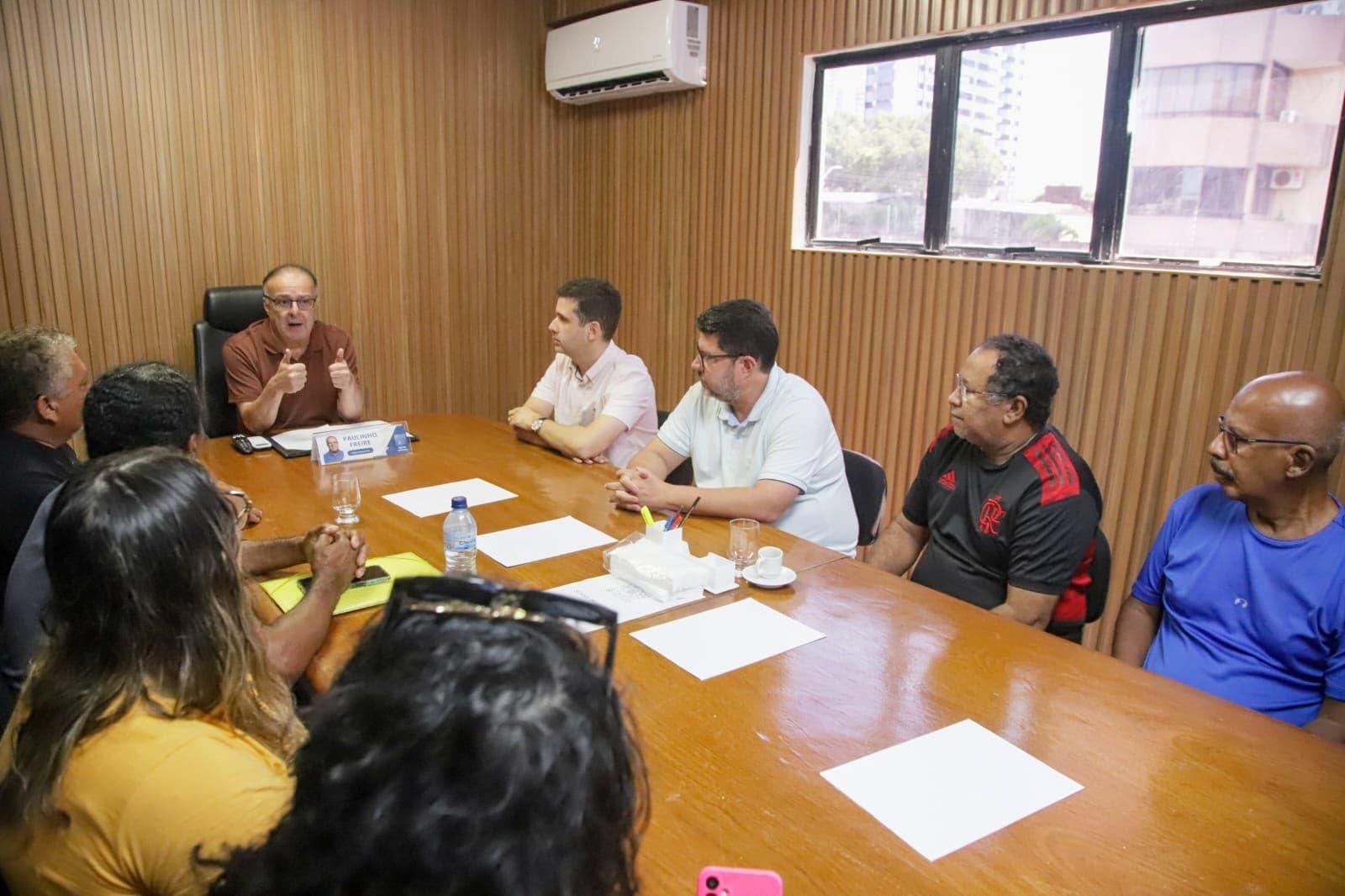 Paulinho Freire assina termos de permissão dos primeiros quiosques revitalizados da Praia do Meio