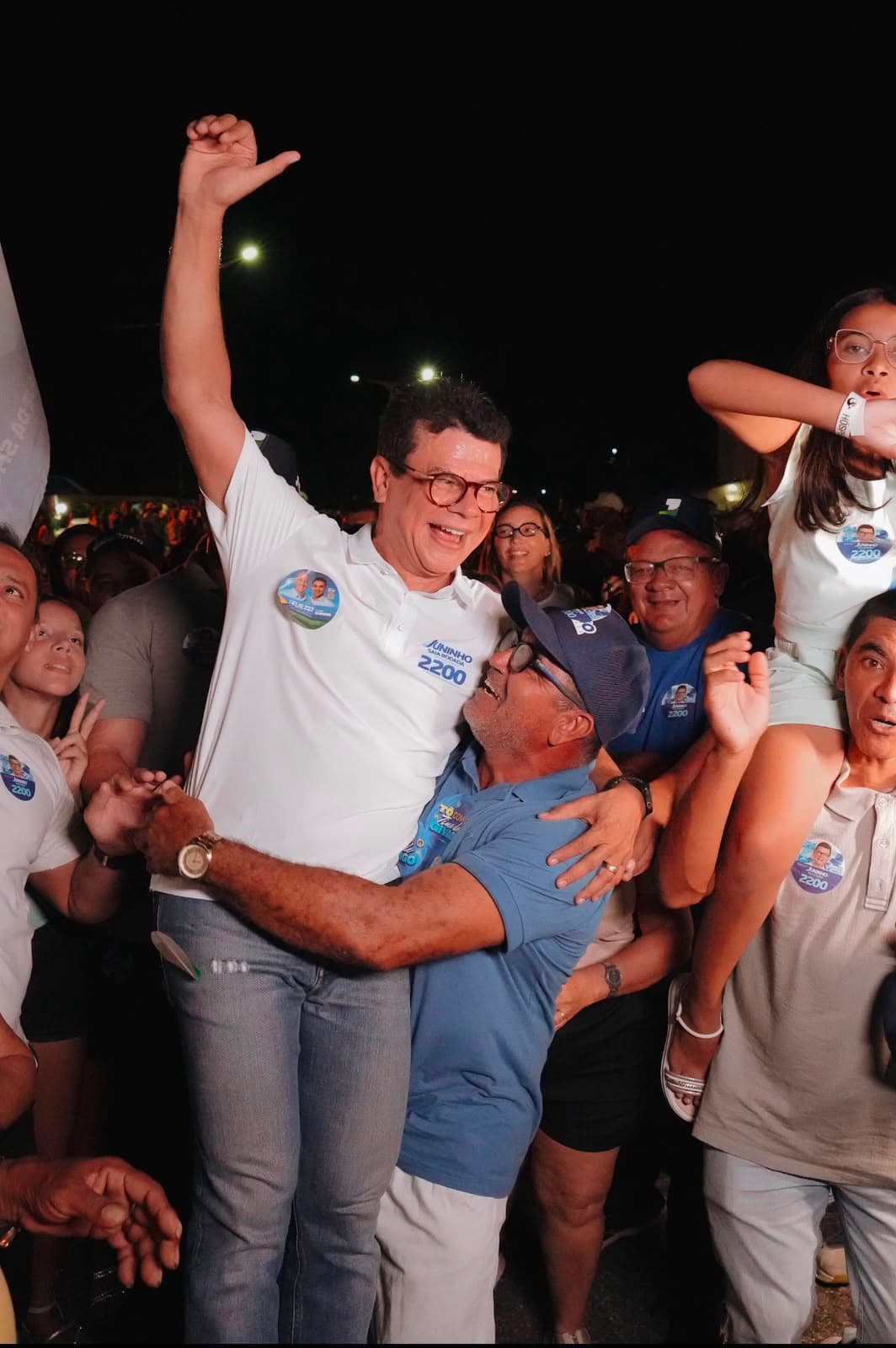Multidão toma conta das ruas de Caraúbas no lançamento da campanha de Juninho Saia Rodada