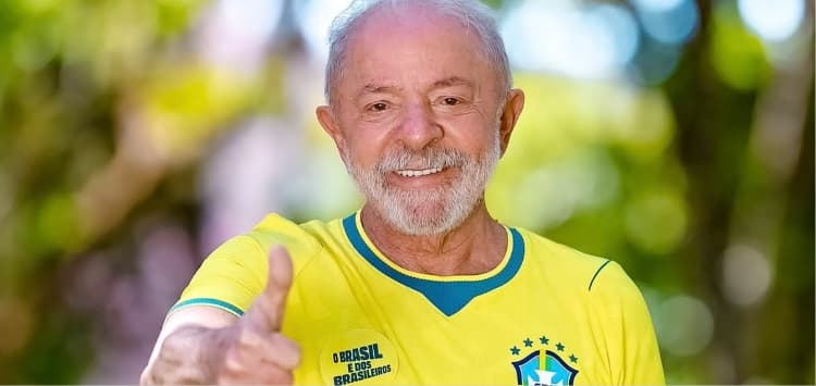 Lula adere à campanha de André Janones e publica foto com camisa da Seleção Brasileira