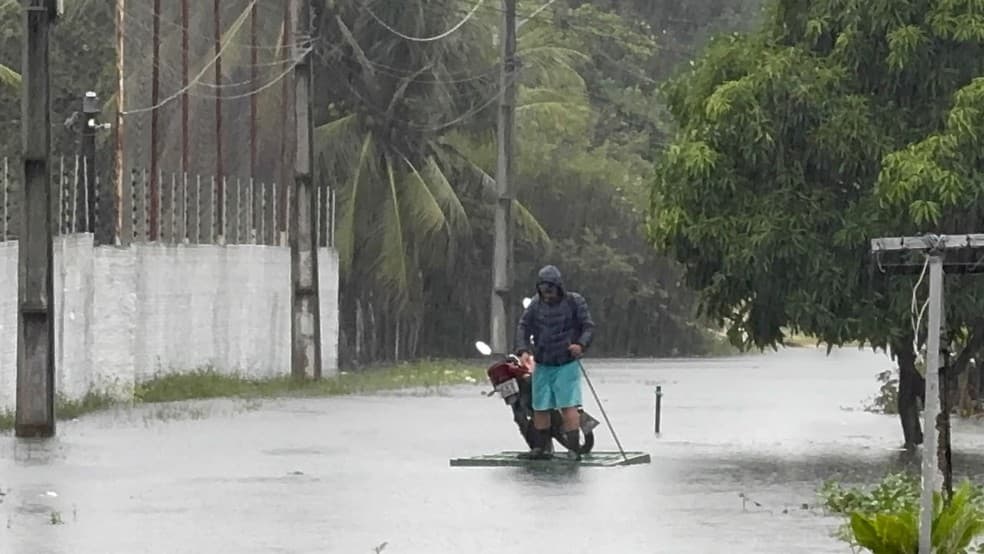 Ruas e avenidas ficam alagadas em Natal após chuvas; confira pontos intransitáveis