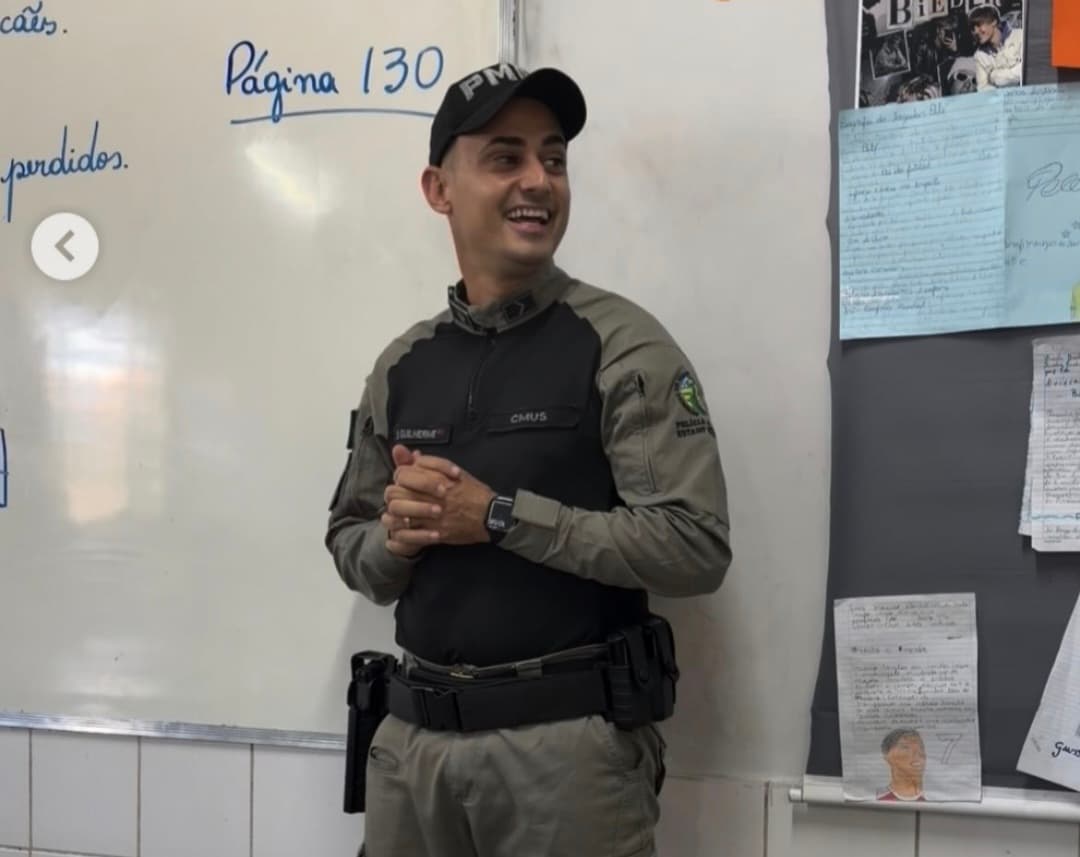 [VÍDEO]Em brincadeira com alunos da esposa, policial confessa: "Na situação do bandido da pra chamar reforço"